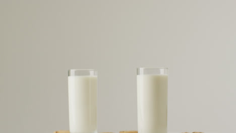video de galletas con chocolate y leche sobre fondo blanco