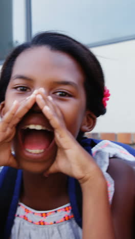 grupo de niños gritando y gritando en la escalera de la escuela