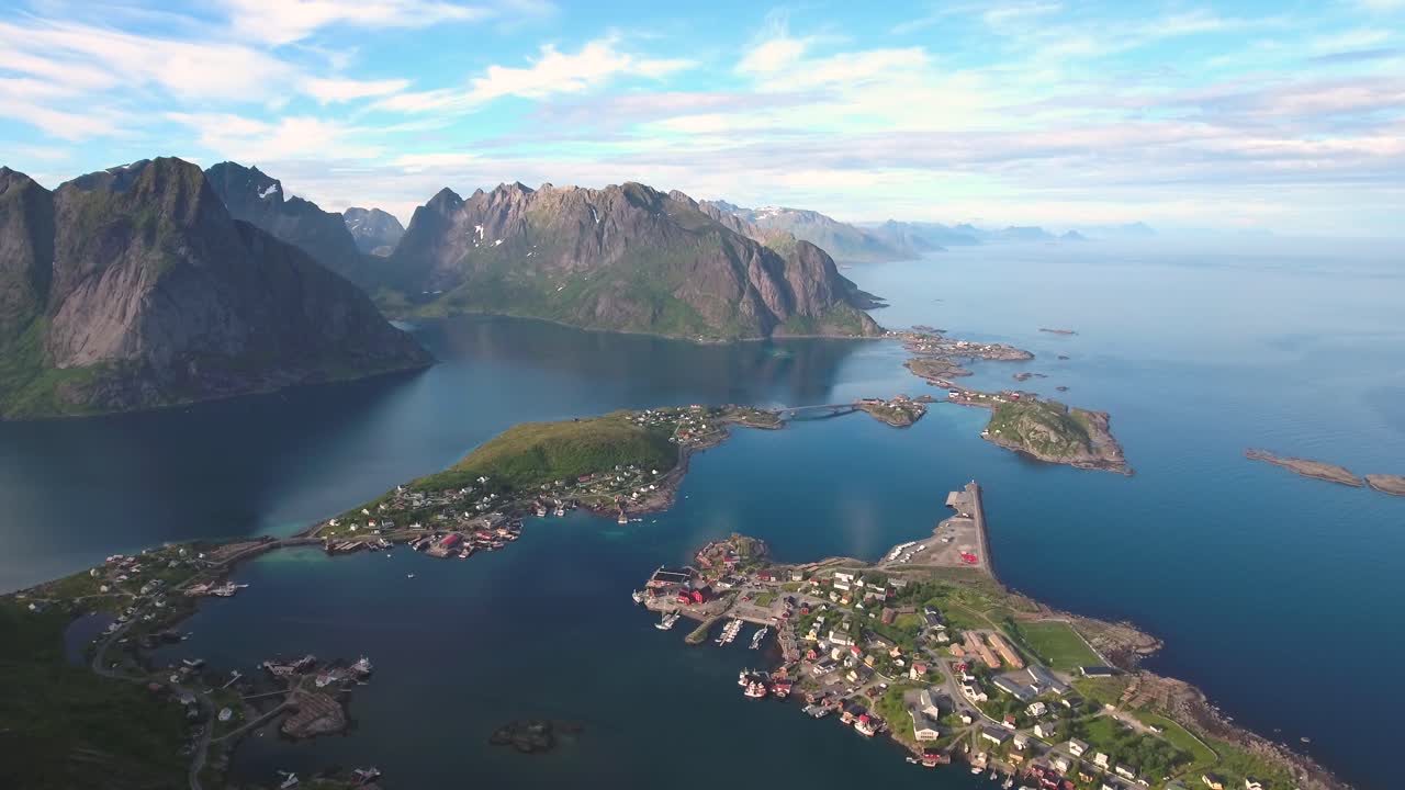 하이커 여성이 손을 들고 서서 꼭대기에 도달하고 있습니다.
