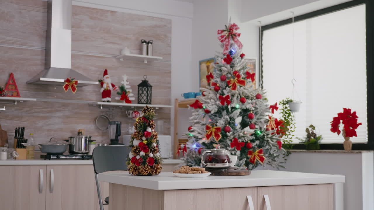 un hombre discapacitado en silla de ruedas abre el refrigerador