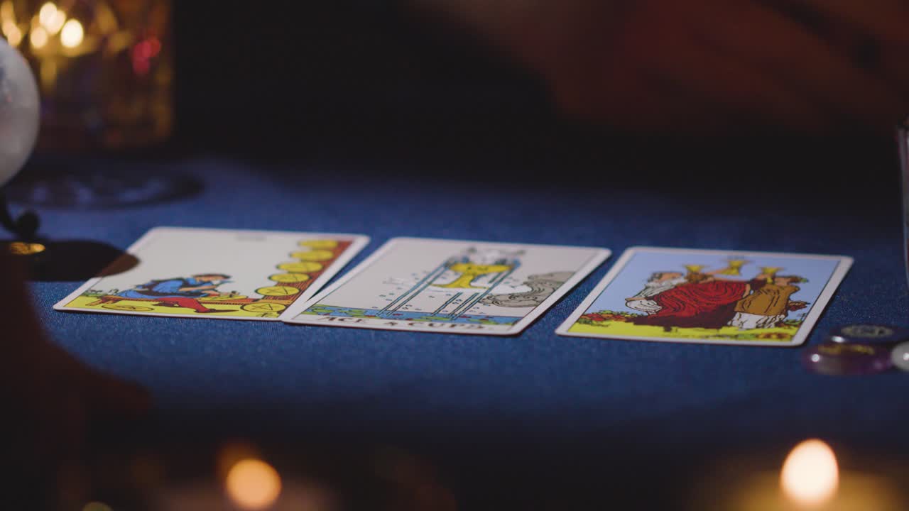 불 에 있는 테이블 7에 있는 남자에게 타로 카드를 읽어주는 여성의 클로즈업