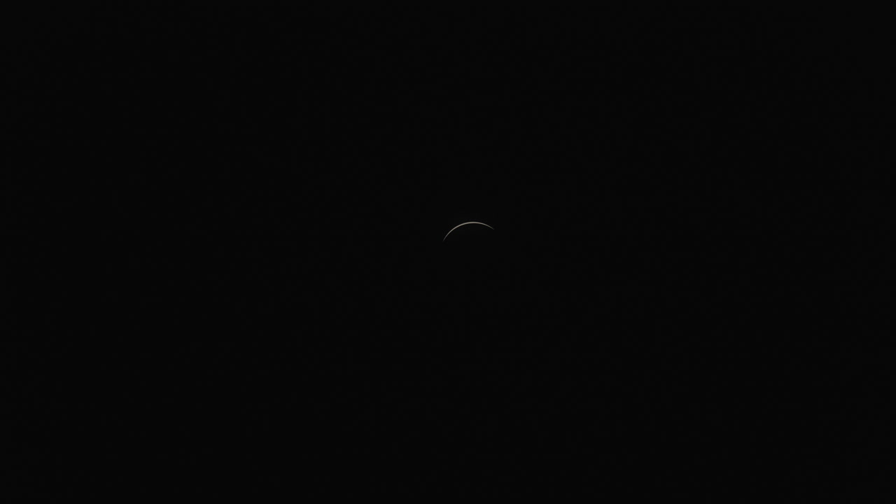 2024년의 전체 태양 일식 중에 사라지는 마지막 빛의 어리.