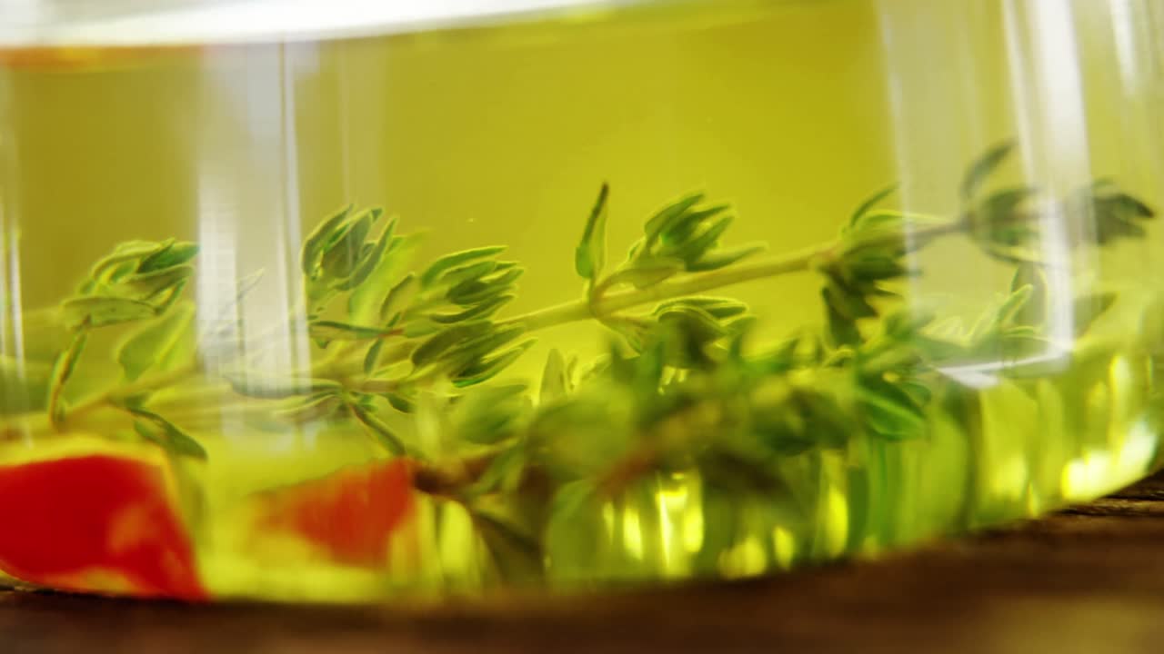 올리브 오일에 은 고추 조각과 로즈마리