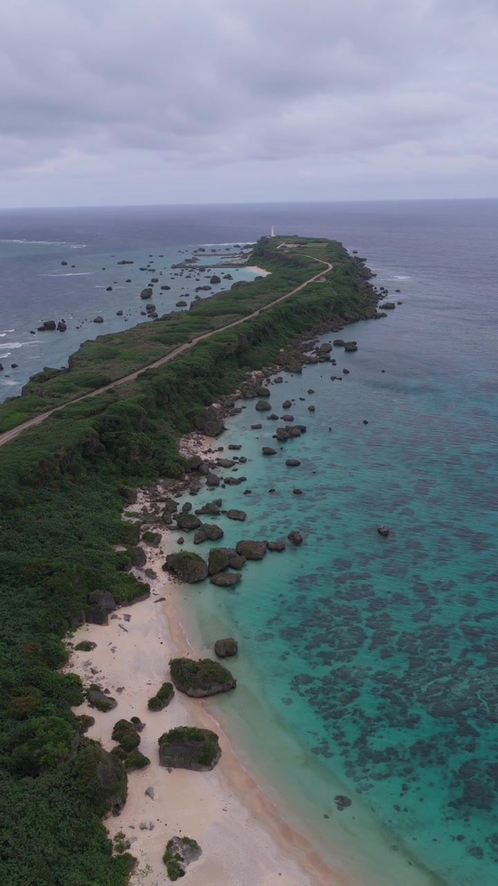 Costa rocciosa di Capo Higashi-Hennazaki con faro a Miyako, Okinawa, Giappone. - Ripresa aerea verticale.