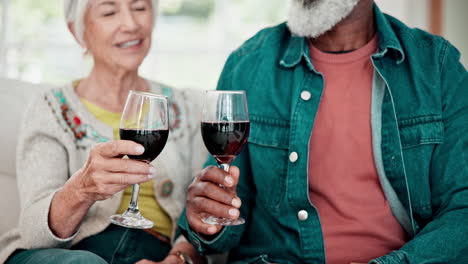 casa, saludos y pareja de mayores con vino rojo