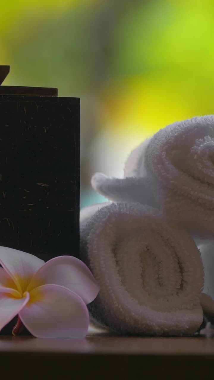 Frangipani Çiçeği ve Rulo Havlularla Spa Öğelerinin Yakın Çekimi