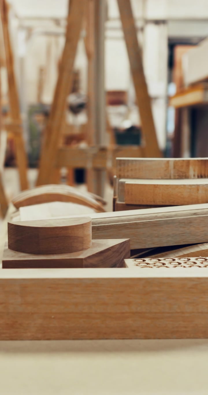 Pezzi di legno e attrezzi vari in un laboratorio di falegnameria
