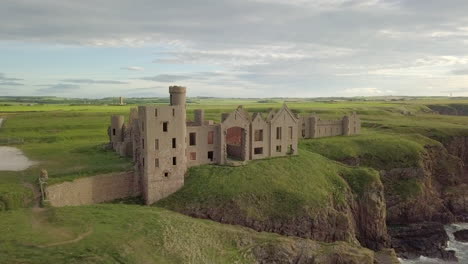 Luftaufnahme-Einer-Burgruine-Slains-Bei-Sonnenaufgang,-Aberdeenshire,-Schottland