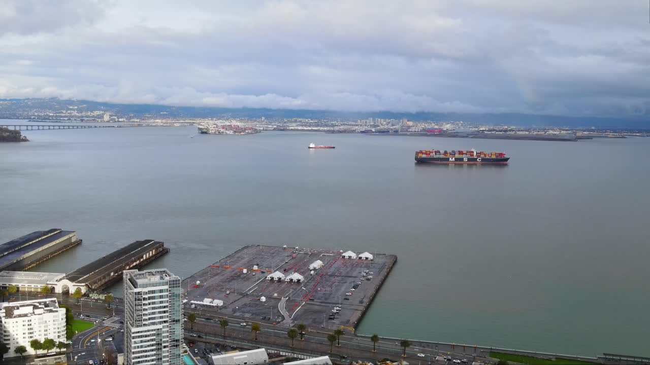미국 캘리포니아 주 샌프란시스코 항구에서 컨테이너를 운반하는 화물선의 공중 사진