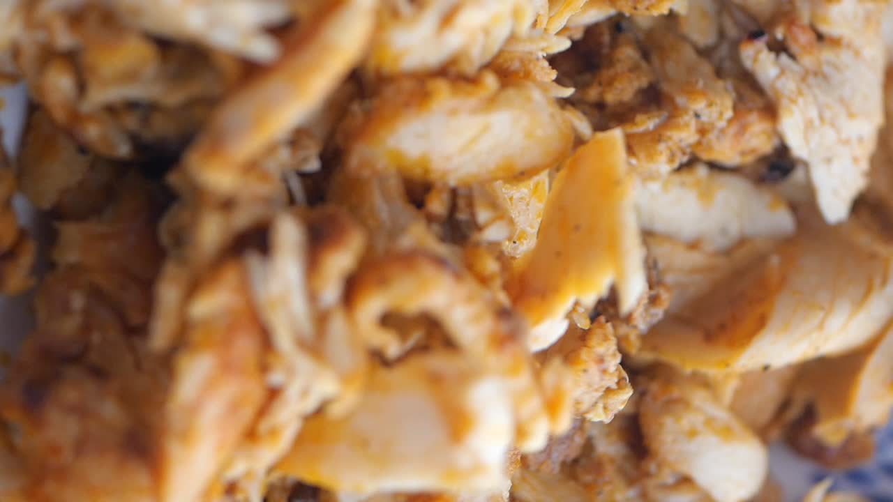 un primer plano de shawarma de pollo