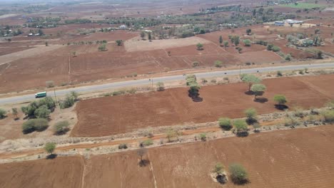 vista de ángulo alto del tráfico conduciendo por la carretera en las zonas rurales de kenia