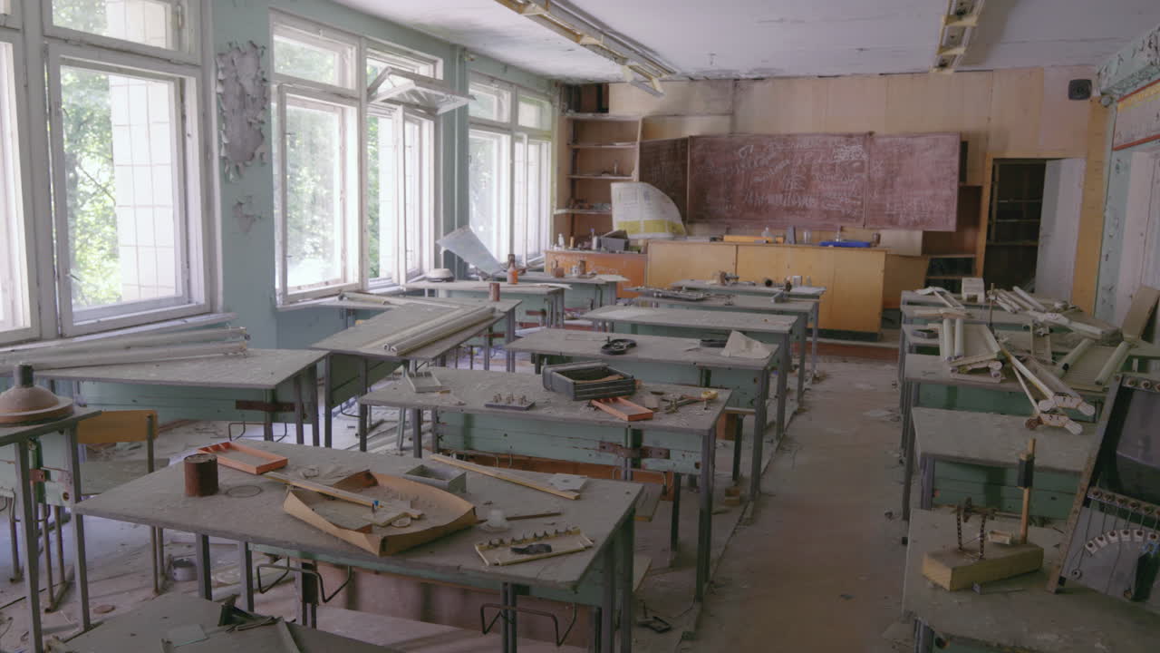 aula abandonada de la escuela pripyat durante el desastre nuclear de chernobyl en ucrania - plano medio