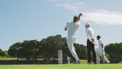 Jugador-De-Cricket-Lanzando-Una-Pelota-Lo-Más-Lejos-Posible