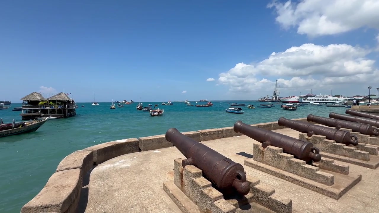 Panorama del porto di Stone Town con vecchi cannoni. Zanzibar, Tanzania