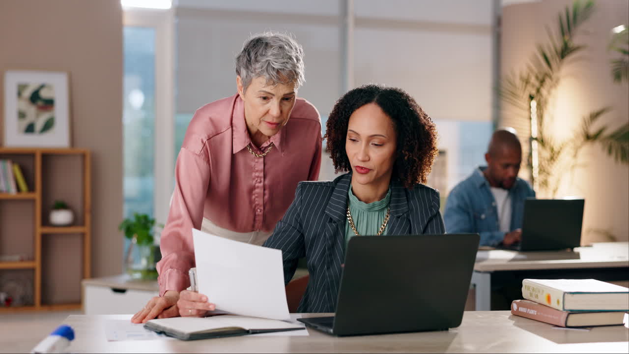 Donne d'affari che collaborano in ufficio