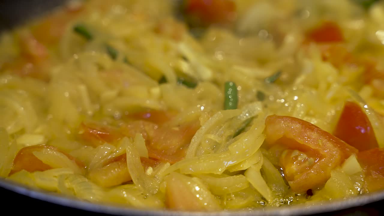 깍둑 썰기 끓는 프라이팬의 샷