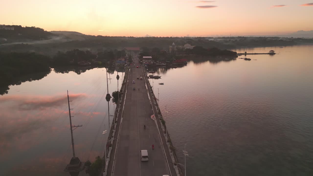 vista aérea de la hora dorada del tráfico del puente dauis y el reflejo del cielo en el agua