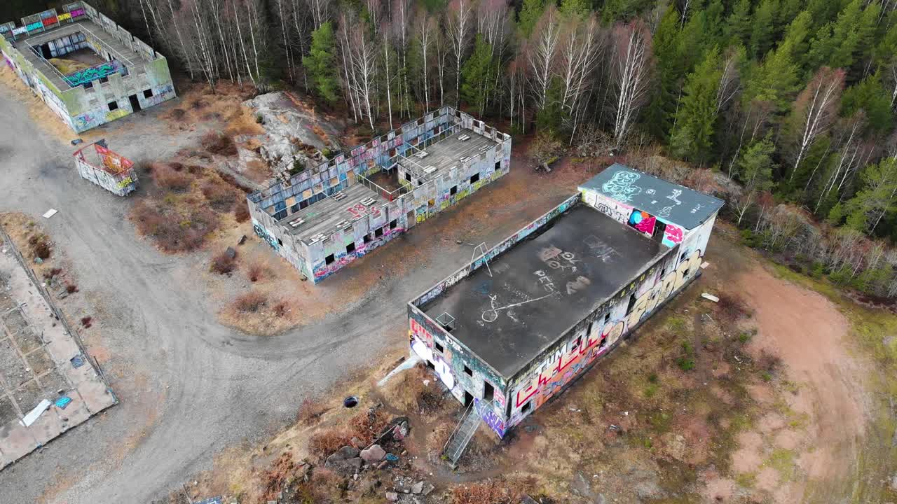 граффити на стенах заброшенного военного городка бокаби в швеции