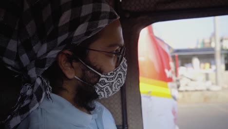 vivek hombre de pelo largo con barba en rikshaw con máscara y bufanda protección covid 19