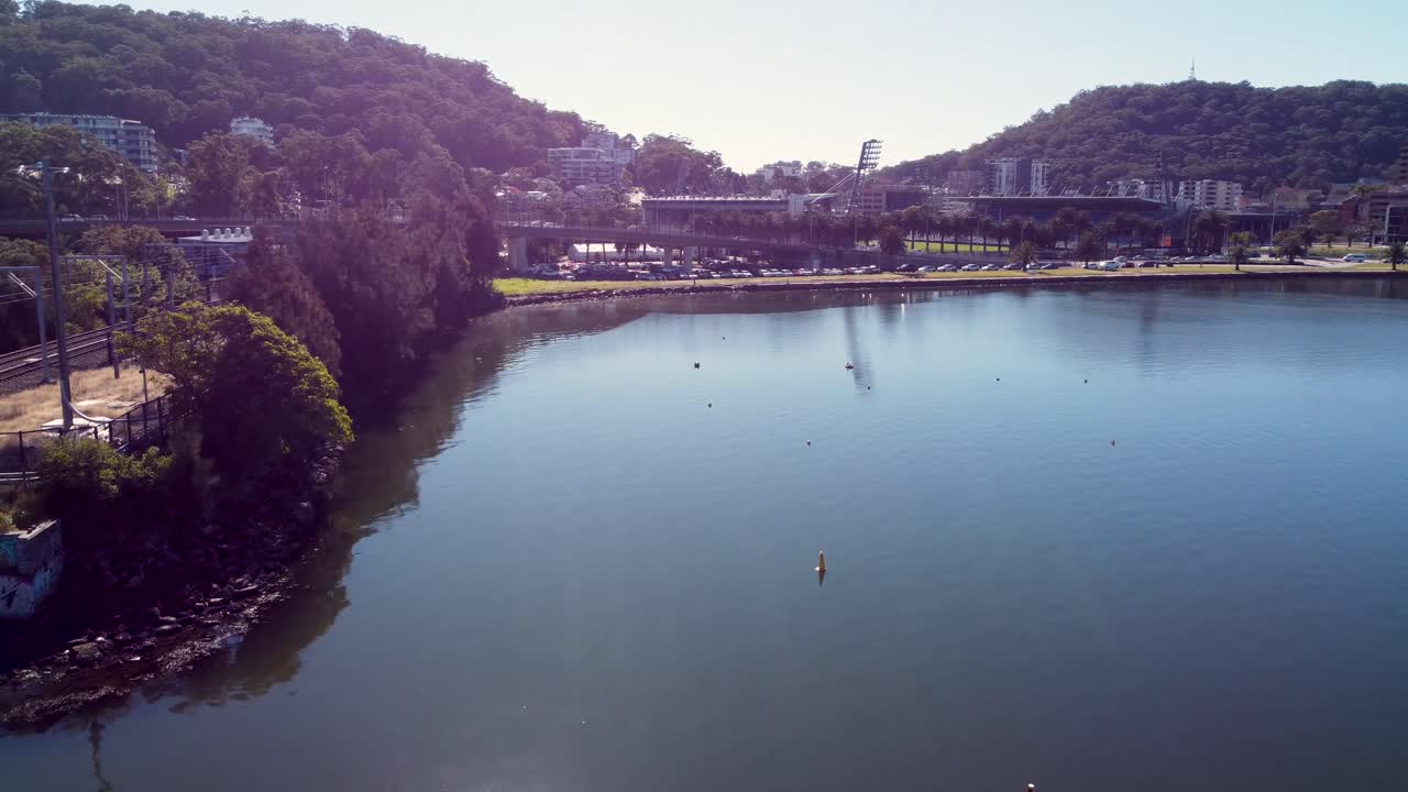 드론 공중 줌 팬 풍경 워터프론트 샷 고스포드 시티 cbd 브리즈번 물 중앙 해안 관광 nsw 호주 3840x2160 4k
