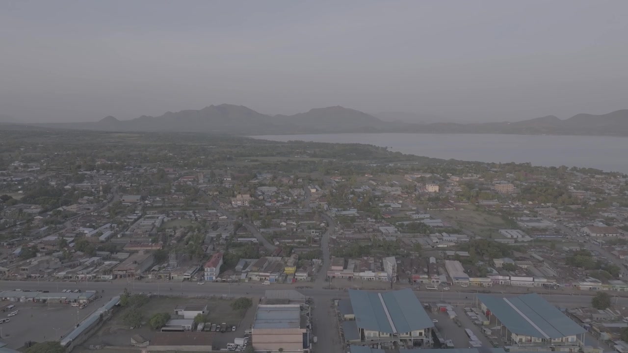 Ampia inquadratura di una residenza nella città di Homabay con il lago e le colline sullo sfondo.