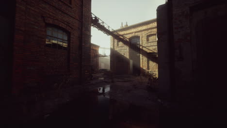 vieja vista de la calle industrial abandonada con fachadas de ladrillo