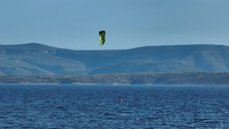 Kitesurf-Cerca-De-La-Playa-De-La-Rata-Dorada