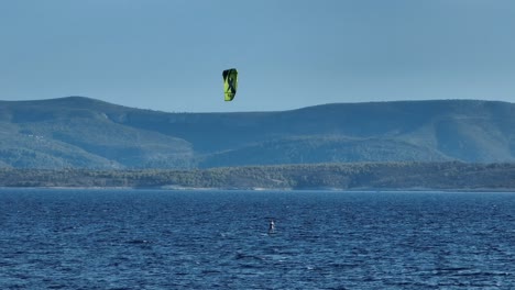 kitesurf cerca de la playa de zlatni rat