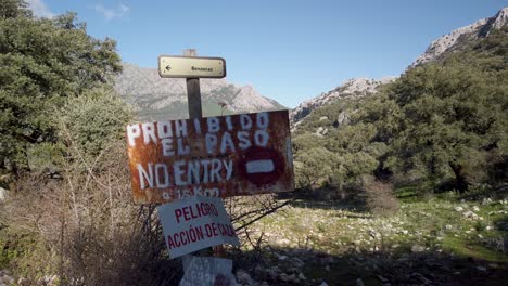 Langsame-Annäherung,-Handgefertigtes-No-Entry-Schild-In-Der-Wilden-Landschaft-Von-Grazalema,-Spanien