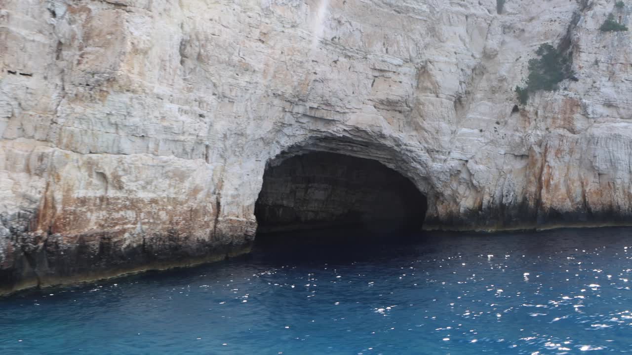 The crystalline blue sea of turquoise blue are moments that the summer gives to life, young people and families, here the freedom cave
