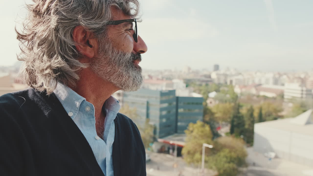 Hombre en un balcón con vistas a la ciudad