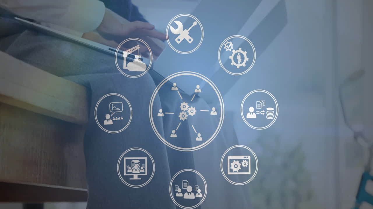 los iconos sociales sobre los niños pequeños que usan computadoras portátiles.