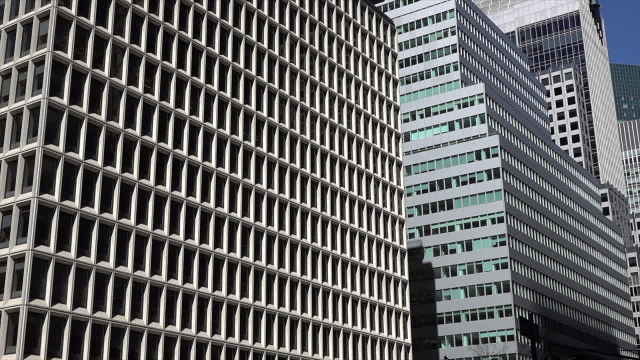 edificio con aspecto de oficina de apartamentos en una ciudad no descriptiva o en el día de la mañana de nueva york