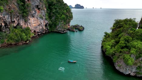 Traditionelle-Lange-Boote,-Die-Auf-Tonsai-Beach-Und-Karstlandschaft-In-Railay,-Ao-Nang,-Provinz-Krabi,-Thailand-Schwimmen