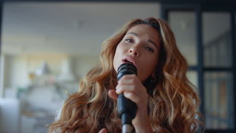 Cantante-Practicando-Voz-Con-Micrófono.-Mujer-Atractiva-Cantando-Una-Canción-A-La-Cámara