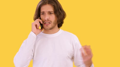 hombre enojado en el teléfono
