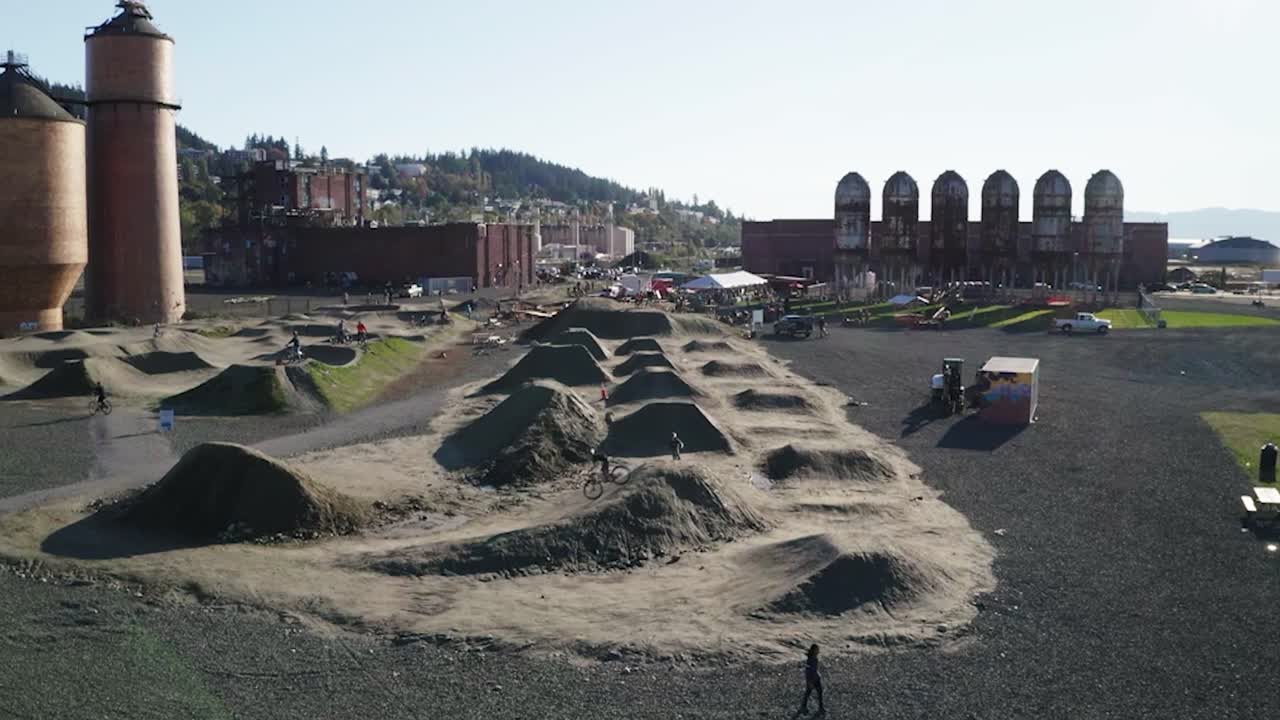 Kulshan Trackside Beer Garden med midlertidig pumptrack ved strandpromenaden i Bellingham by i Washington.