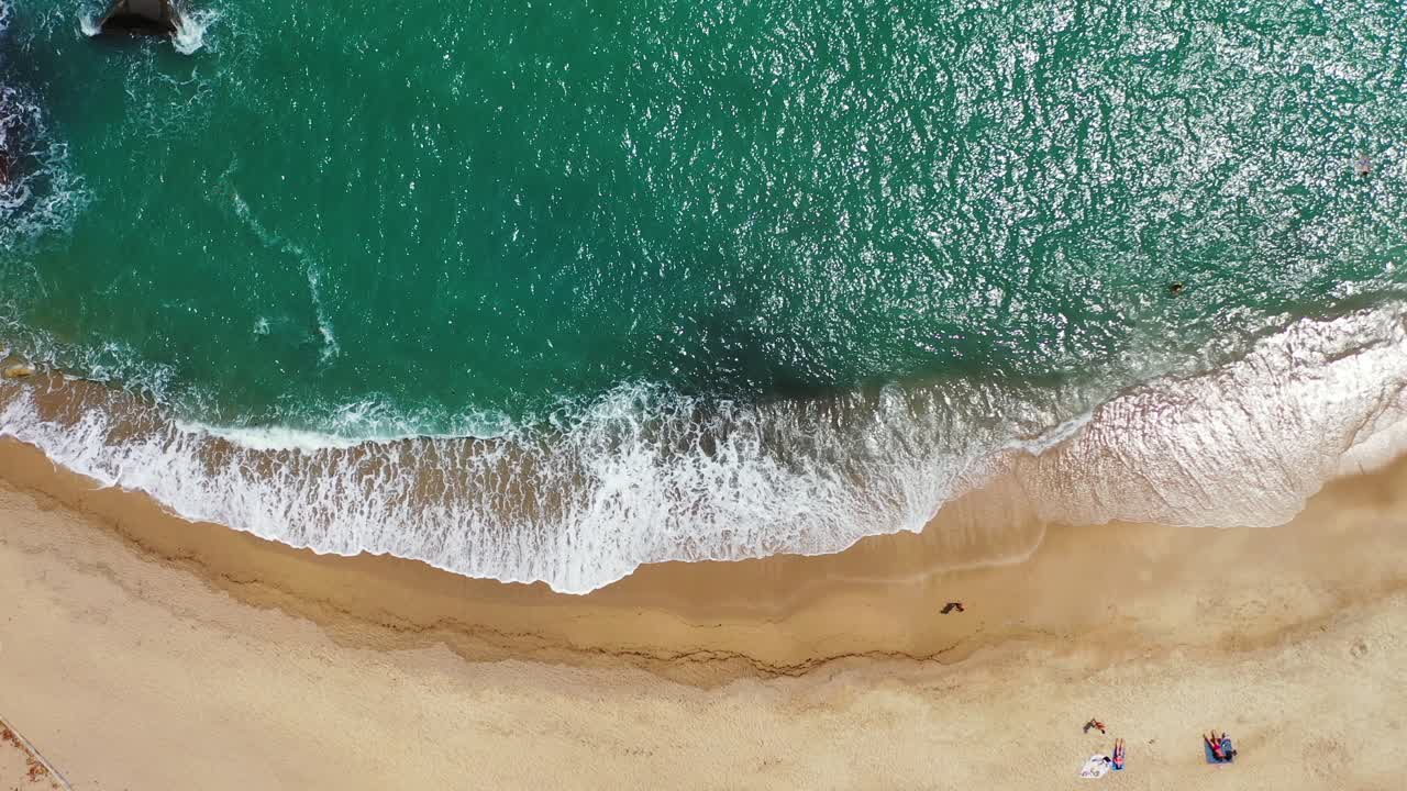 Fondo abstracto de olas marinas y playa de arena, arena dorada, olas espumosas de un mar color esmeralda