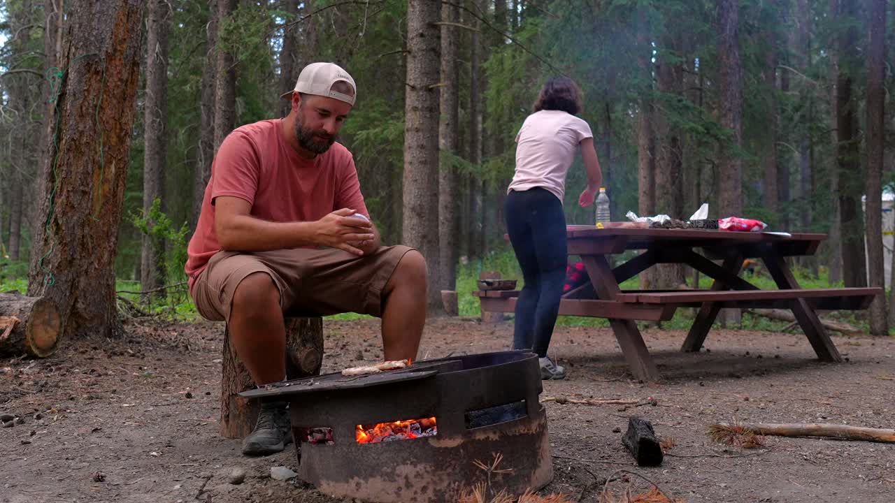 Folk der camperer og griller i skoven