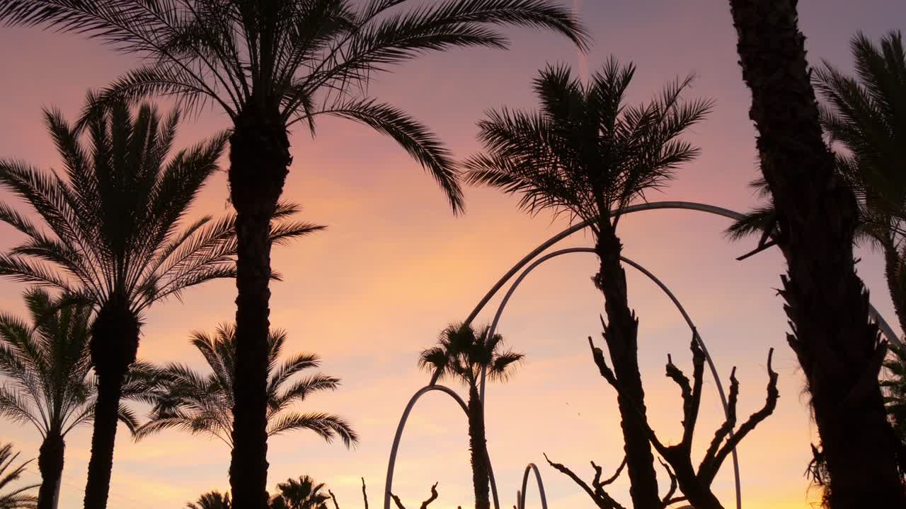 바르셀로나 핑크 해가 지는 하늘  금속 기념비 4k 스페인