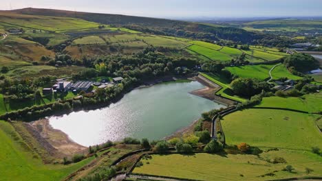 Drohnen-Videomaterial-Aus-Der-Luft,-Aufgenommen-In-Ogden-Saddleworth-Moor-In-Oldham,-England,-Von-Einer-Reihe-Von-Seen,-Stauseen-Vor-Dem-Hintergrund-Von-Moorland,-Wäldern-Und-Ackerland