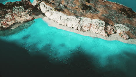 Vista-Aérea-Desde-Un-Dron-Volador-De-Una-Isla-Rocosa-En-El-Océano-Atlántico