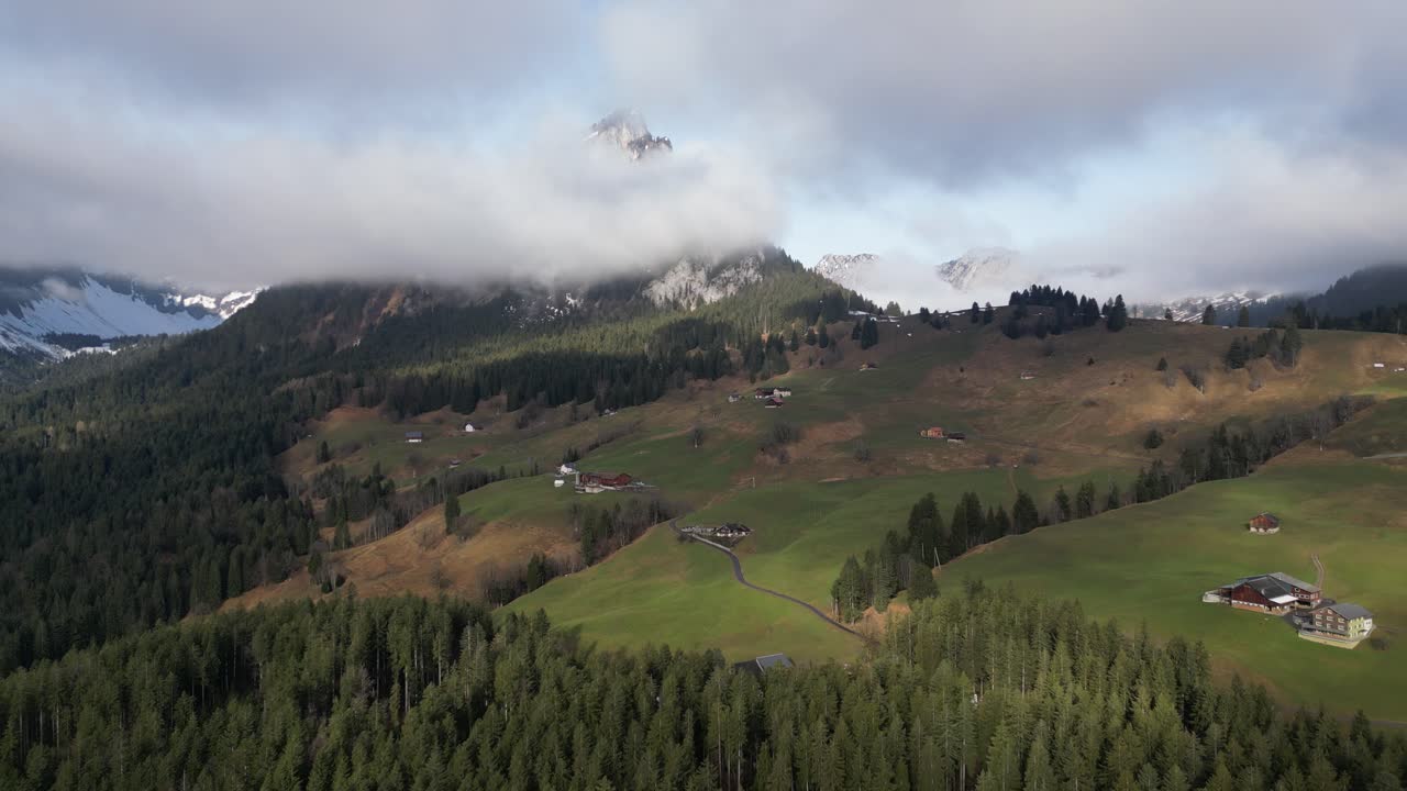 obersee glarus näfels suiza ciudad soleada en las nubes vista ascendente