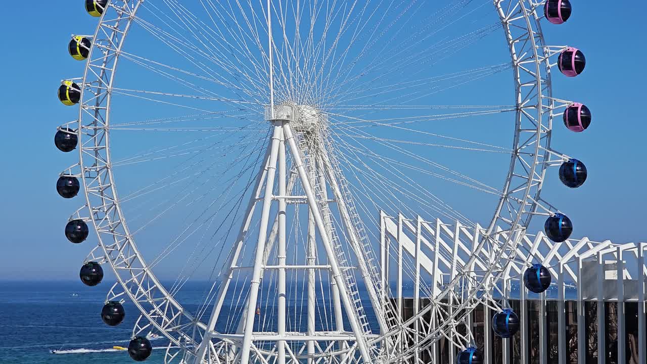 глаз сокчо - колесо обозрения наклоняется вниз воздушный крупный план, город сокчо в летний солнечный день