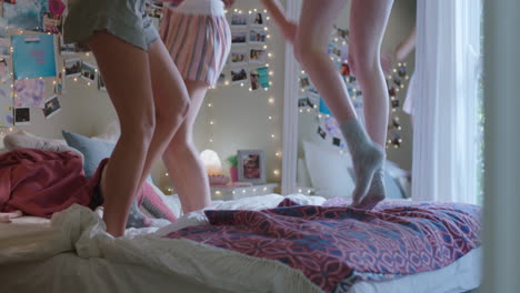 adolescentes felices saltando en la cama en casa mejores amigas celebrando juntos disfrutando del fin de semana de vacaciones