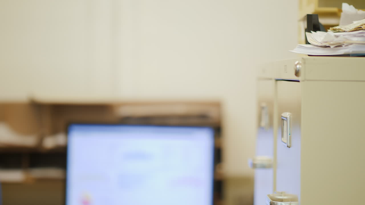 mujer abre archivador