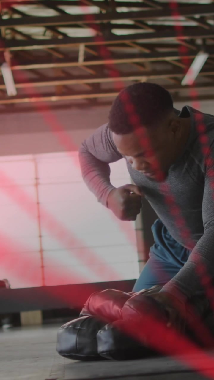 Animazione di filamento di DNA ed elaborazione dati su uomo e donna di varie etnie che si allenano in palestra di boxe