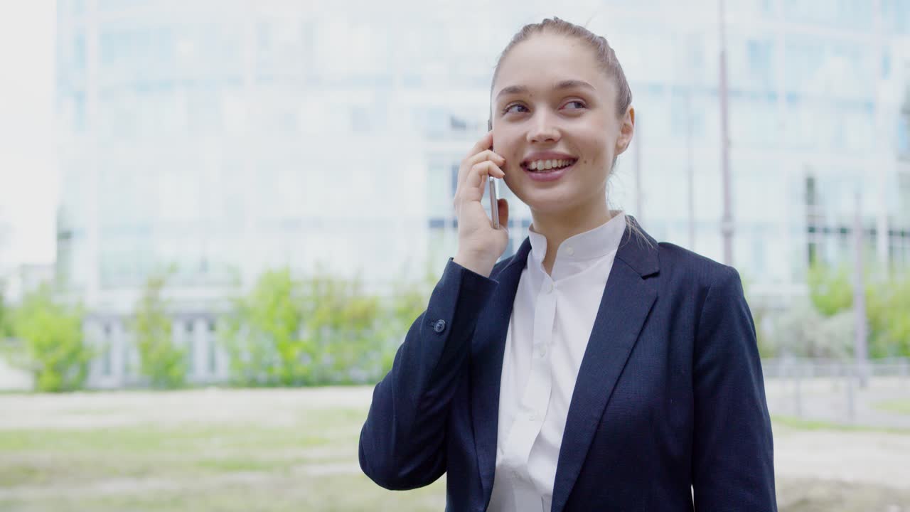 Ragazza allegra che parla al telefono per strada
