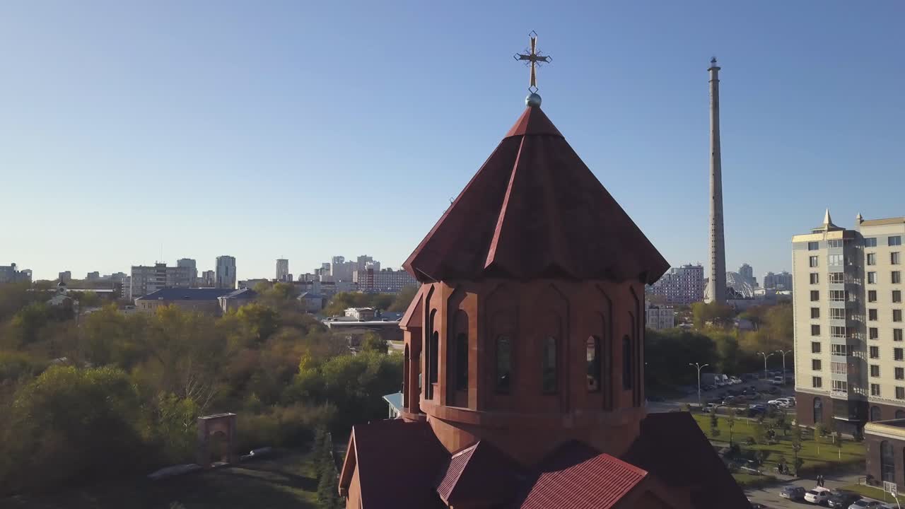 도시 의 교회 탑 의 공중 사진