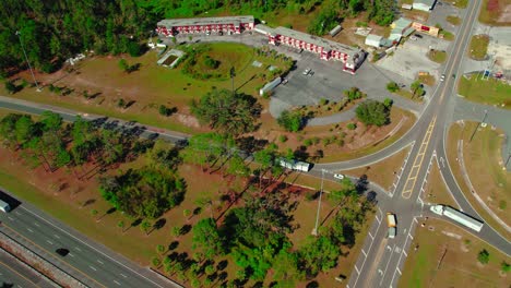 Sattelschlepper-Und-Anhänger,-Trockentransporter-–-Kühlcontainer,-Einfahrt-Auf-Die-Autobahnauffahrt-I-75-Jasper,-Florida